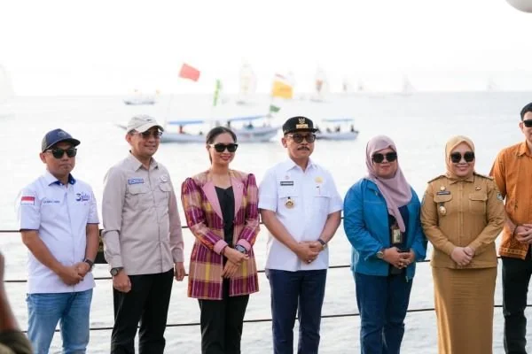 Gubernur bersama Wamenpar RI saat menyaksikan Sandeq Silumba Etape Terakhir di Mamuju (Dok : Ist).