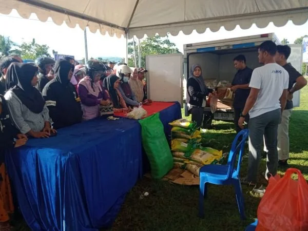 Pasar murah Pemprov Sulbar saat di serbu masyarakat (Dok : Ist).