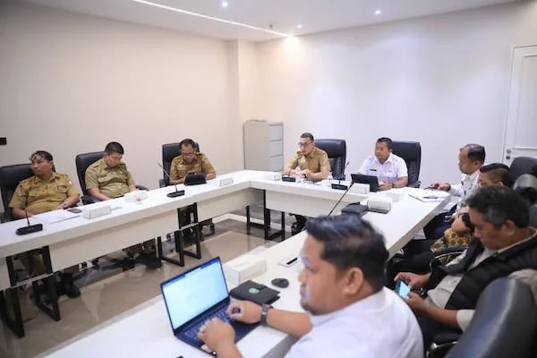 Rapat bersama OPD teknis diantaranya BPKAD, Dinas PU, Dinas Tata Ruang dan Civitas Akademika PIP Terkait Hibah Aset Stadion Untia (Dok: Ist).