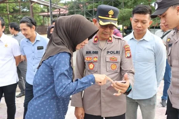 Wakapolres Jeneponto, Kompol Muh. Idris mendadak melakukan razia ponsel saat memimpin apel pasukan di halaman Mapolres Jeneponto, Sulawesi Selatan (Dok : ist).