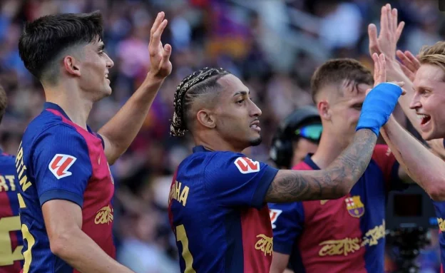 Pemain depan Barcelona Raphinha merayakan gol keempatnya bersama rekan satu timnya selama pertandingan sepak bola Liga Spanyol antara FC Barcelona dan Real Madrid CF di Estadi Olimpic Lluis Companys di Barcelona, ??pada 11 Mei 2025.(AFP/LLUIS GENE)