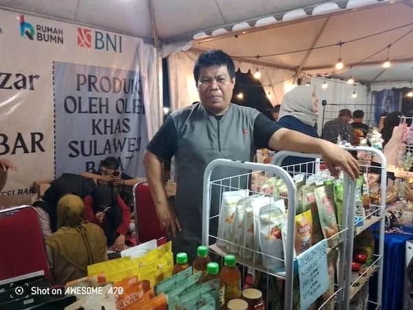 Ketua Forum UMKM Sulawesi Barat, Muhammad Rusdin saat diwawancarai di tenant dagangannya(dok:ist)