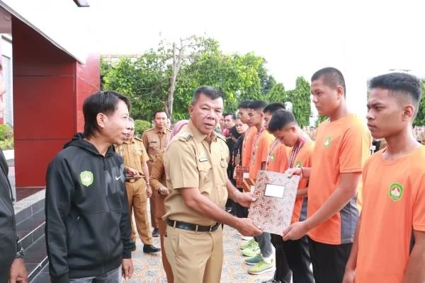 Bupati Bulukumba Andi Muchtar Ali Yusuf menyerahkan Piagam Penghargaan kepada atlet tinju Bulukumba (Dok : Ist).