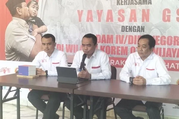 Ketua Yayasan GSN Letjen TNI (Purn) Teguh Arief Indratmoko (tengah) saat jumpa pers di kawasan Kemang, Jakarta Selatan, Rabu (4/12/2024) (ANTARA/Walda Marison)