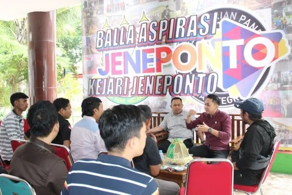 Hamka Muchtar dan Fathir Bakkarang selaku Jaksa Fungsional Kejari Jeneponto saat menjadi pembicara dalam diskusi bersama rekan rekan dari berbagai media dan Masyarakat Jeneponto di kegiatan Balla Aspirasi (Dok : Ist).