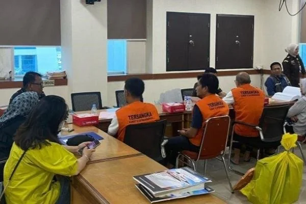 Mantan Direktur RSUD Jeneponto, dr. Irwan Sanabi bersama mantan Bendahara RSUD Lanto, Kaharuddin alias Oca dan staf Bendahara, Andreas saat diperiksa di Unit 3 Subdit III Tipikor Dirreskrimsus Polda Sulawesi Selatan (Dok : Ist).