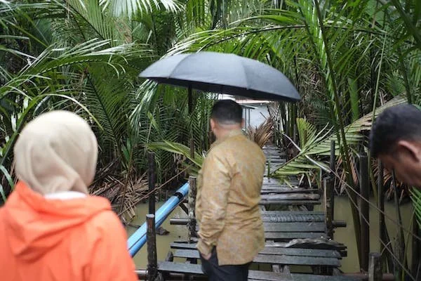 Wali Kota Makassar Munafri Arifuddin saat Meninjau Jembatan Kaccia di Kelurahan Barombong, Kecamatan Tamalate, (Dok: Ist).