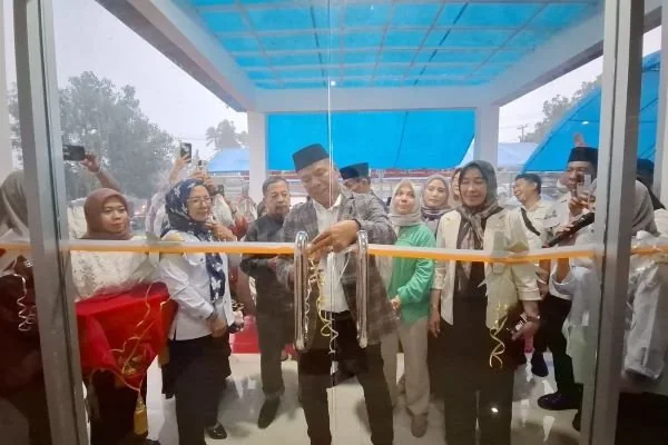 Bupati Bulukumba Andi Muchtar Ali Yusuf saat meresmikan Kantor Camat Rilau Ale (Dok : Ist).