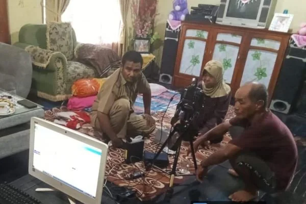 Tim Garuda Rewata saat melakukan proses perekaman e-KTP di Kelurahan Bontotangnga (dok : Ist).