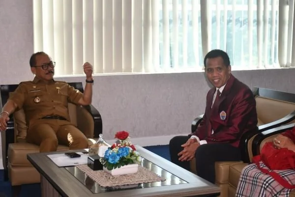 Gubernur Sulbar Suhardi Duka saat bertemu dengan Rektor Unsulbar (Dok : Ist).