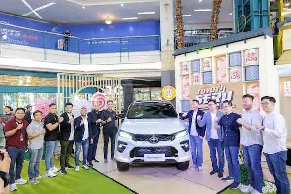 Kalla Toyota secara resmi memperkenalkan New Fortuner 2.8 GR Sport 4x4 with TSS yang tampil lebih sporty dan elegan pada Sabtu (14/09) di Mal Ratu Indah, Makassar. (Dok ist)