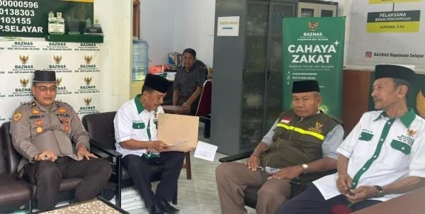 Polres Kepulauan Selayar saat menyerahkan zakat fitrah untuk personilnya (Dok : Ist)
