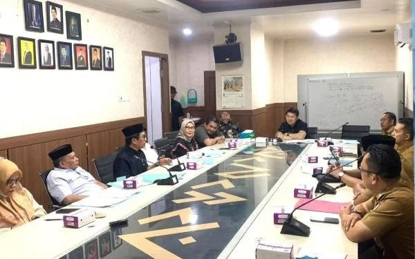 Komisi B DPRD Kota Makassar kembali menggelar rapat kegiatan Monitoring dan Evaluasi Program Kerja SKPD Triwulan I tahun 2024, hari kedua yang berlangsung di Ruang Rapat Komisi B, Selasa (26/03).