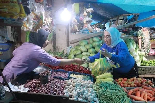 Bupati Mamuju saat berbelanja di pasar (Dok:Ist)