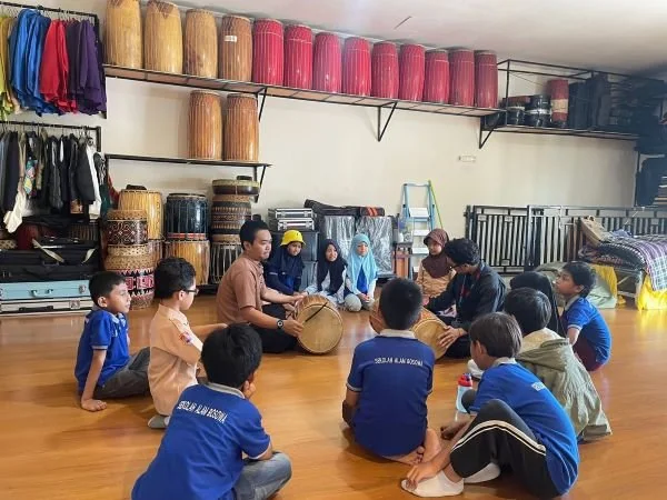 Siswa Sekolah Alam Bosowa Kunjungi Yayasan Kesenian Katangka. (Dok: Ist)