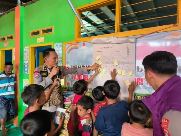 Tim Trauma Healing dari Biro Sumber Daya Manusia (SDM) Polda Sulawesi Barat saat bersama anak anak korban kebakaran (Dok: Ist)