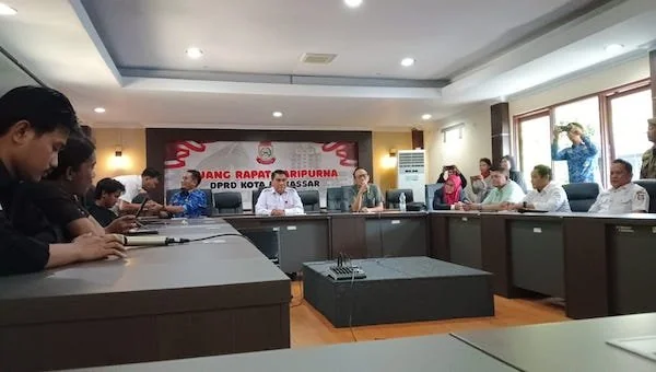 Suasana PKL es Kelapa di Rotterdam Bersama KPPM saat Diterima Anggota DPRD Kota Makassar, (Dok: Sinta KabarMakassar).