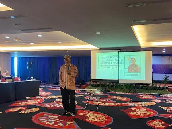 Direktur Eksekutif Lembaga Pers Dr. Soetomo (LPDS), Kristanto Hartadi saat memberikan materi pada pembekalan Uji Kompetensi Wartawan (UKW) di Swiss-Belhotel Makassar pada Rabu (22/10) (Dok: Nofi KabarMakassar)