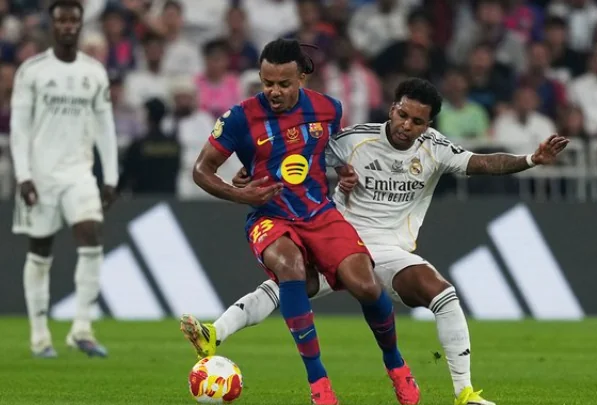 Barcelona vs Real Madrid: Rodrgyo dan Jules Kounde berebut bola pada laga final Piala Super Spanyol 2026, 12 Januari 2026. (c) AP Photo/Altaf Qadri