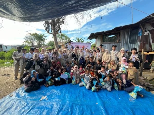 SMA Bosowa School Makassar bersama KPAJ mengadakan kegiatan bakti sosial.