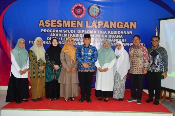 Penjabat (Pj) Bupati Sinjai, T.R Fahsul Falah menerima tim asesmen lapangan dari LAM-PTKES di kampus Akademi Kebidanan (Akbid) Mega Buana.
