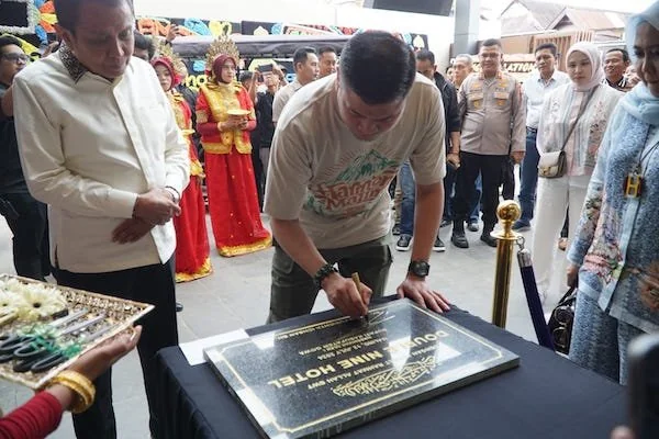 Bupati Gowa, Adnan Purichta Ichsan saat meresmikan Hotel Double Nine (Dok: Ist)