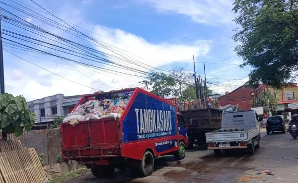 Antrian Truk Sampah menuju TPA Antang (Dok: Sinta KabarMakassar).