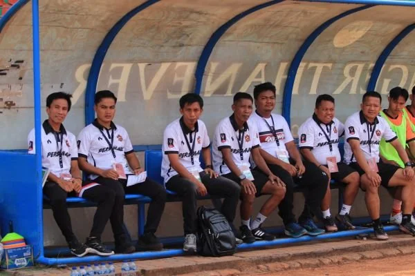 Pelatih Persimaju Mamuju Muhammad Irfan Rahman di banch bersama pemain dan official. (Dok: Ist)