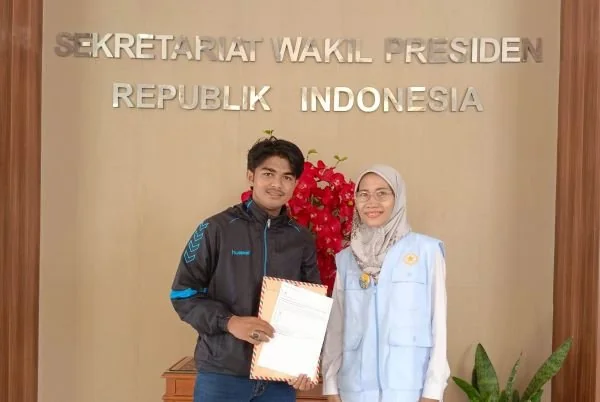 Sekjen Dema UIN Alauddin Makassar, Muh Reski bersama Staff Wakil Presiden di Istana Wakil Presiden RI (Dok: Ist).