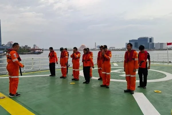 Personil Basarnas melakukan pencarian korban KM Bintang Tamalate (Dok : Ist).