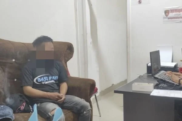 tersangka rudapaksa terhadap remaja 17 tahun berinisial H saat diperiksa Unit PPA Polres Jeneponto (Dok : Ist).