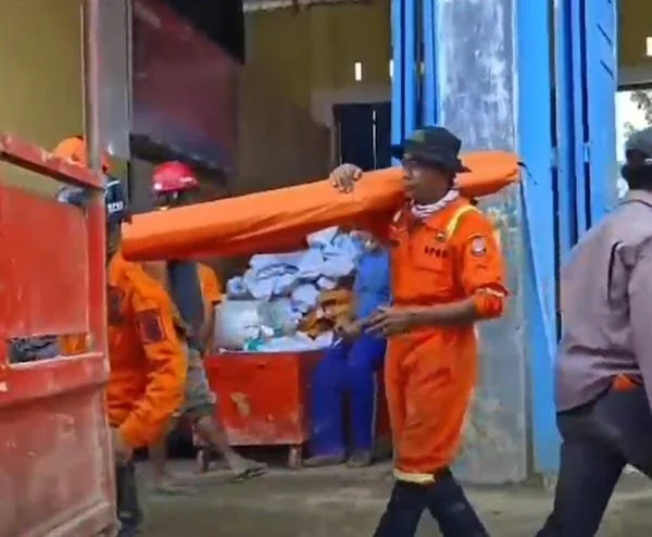 Suasana Tim BPBD Kota Makassar saat Membantu di Penangan Banjir di Tamiang Aceh, (Dok: Ist).