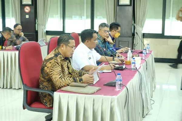 Pj BupatinJeneponto, Junaedi Bakri bersama para jajarannya saat mengikuti rapat evaluasi Kinerja Triwulan II diruang rapat utama lantai 8 Kantor Inspektur Jenderal Kementerian Dalam Negeri, Jalan Medan Merdeka, Jakarta. (IST).