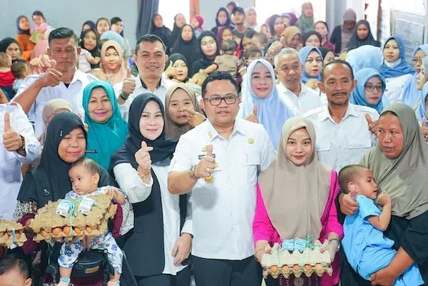 Wakil Bupati Gowa, Darmawangsyah Muin saat Menyalurkan Bantuan untuk Tekan Angka Stunting, (Dok: Ist).
