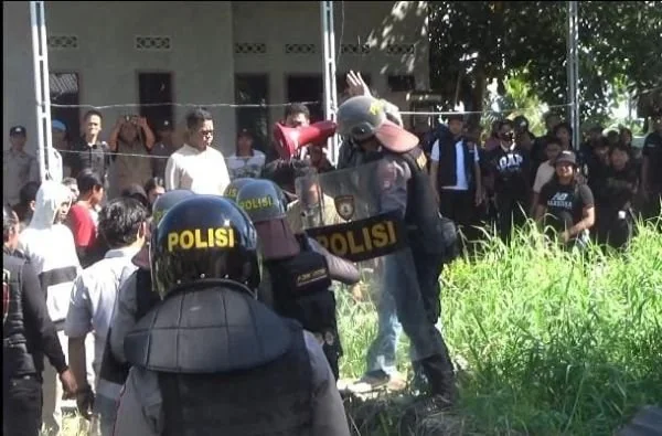 Suasana ricuh saat eksekusi lahan di Kecamatan Galesong Utara (Dok : Ist).