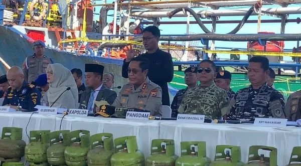 Konferensi pers terkait pengungkapan kasus penyalahgunaan BBM subsidi di Dermaga Pelindo Makassar (dok. Syamsi/KabarMakassar)