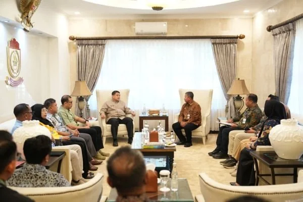 Suasana saat PIP Bertemu Walikota Makassar Munafri Arifuddin untuk Melakukan Penyerahan aset sebagai bentuk dukungan terhadap pengembangan kawasan utama Stadion Makassar di Untia, (Dok: Ist).