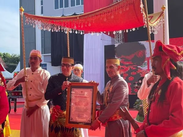 Menteri Yasonna Laoly dianugerahi gelar Mangngassai Dg Makkulle sebagai tanda pengakuan menjadi keluarga besar Kerajaan Gowa dan Masyarakat Adat Gowa (Dok : Andini KabarMakassar).