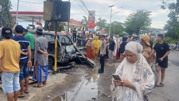 Sejumlah Warga mengais sisa-sisa puing kebakaran di lokasi kebakaran (Ullah)