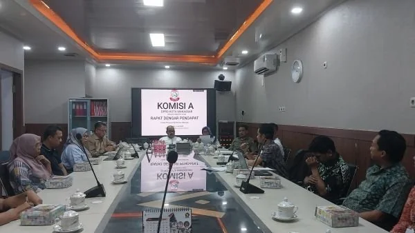 RDP Komisi A DPRD Makassar, Bersama BKPSDM dan Aliansi R2/R3, (Dok: Sinta KabarMakassar).