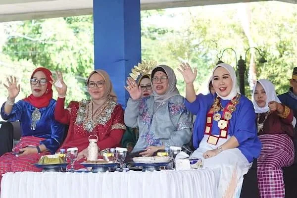 Bupati Mamuju bersama sejumlah peserta upacara peringatan Hardiknas 2024