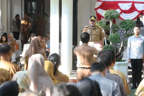 Asisten III Pemkot Makassar, Andi Irwan Bangsawan saat memimpin upacara bendera dalam rangka memperingati Hari Kebangkitan Nasional (Harkitnas) ke-116.