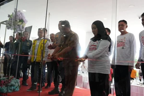 Pj Gubernur Sulbar bersama Ketua DPRD Sulbar saat mersemikan gedung baru DPRD Sulbar (Dok : Ist).