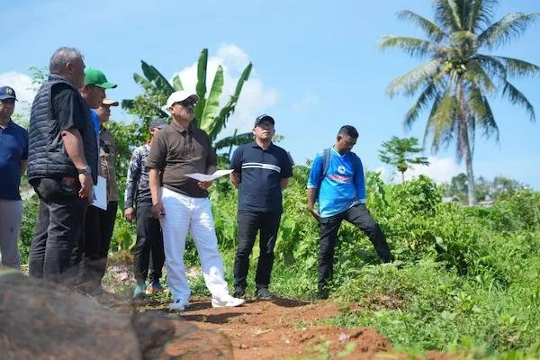 Gubernur Sulbar saat meninjau lokasi pembangunan Mess patriot(dok:ist)