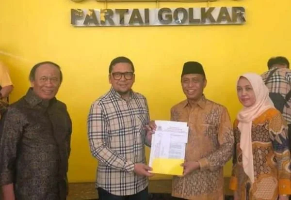 Bakal calon wali Kota Palopo Rahmat Masri Bandaso (kedua kanan) menerima surat rekomendasi dukungan dari Wakil Ketua Umum Partai Golkar Ahmad Doli Kurnia di Jakarta (Dok : Ist).
