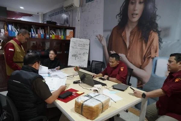 Tim penyidik Kejati Sulsel mengeledah kantor penyedia proyek perpustakan digital, CV APM (dok. Ist)