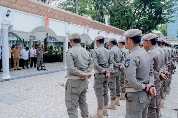 Gubernur Sulawesi Selatan Andi Sudirman Sulaiman saat melepas personel Satgas Sawerigading di Rumah Jabatan Gubernur Sulsel (Dok: Ist)
