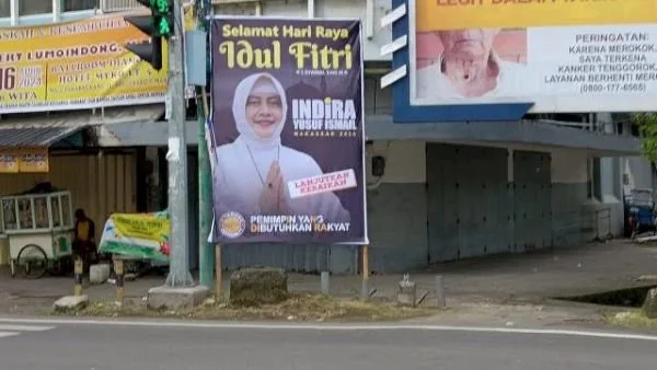 Salah satu baliho Indira Jusuf Ismail di Makassar.