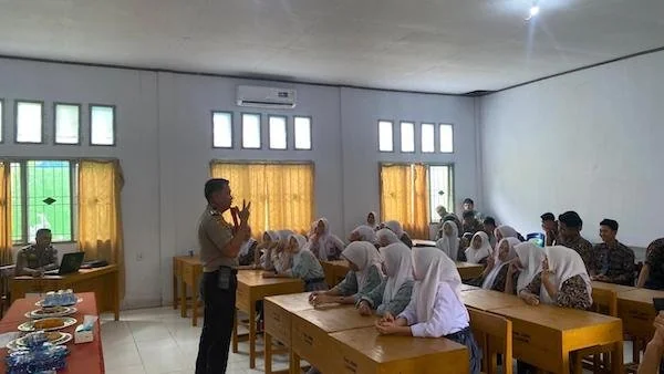 Kabag SDM Polres Jeneponto, Kompol Syahrul saat melakukan sosialisasi di UPT SMAN 8 Jeneponto, Langkura, Kecamatan Turatea.