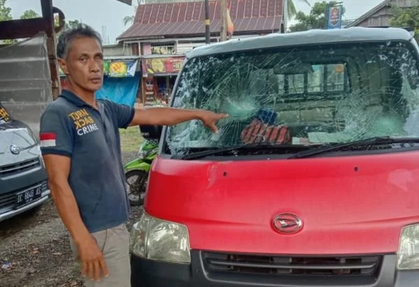Korban saat menunjukkan mobilnya yang rusak akibat ODGJ (Dok : Ist).
